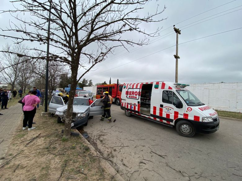 Villa María: una mujer sufrió graves heridas tras colisionar contra un árbol