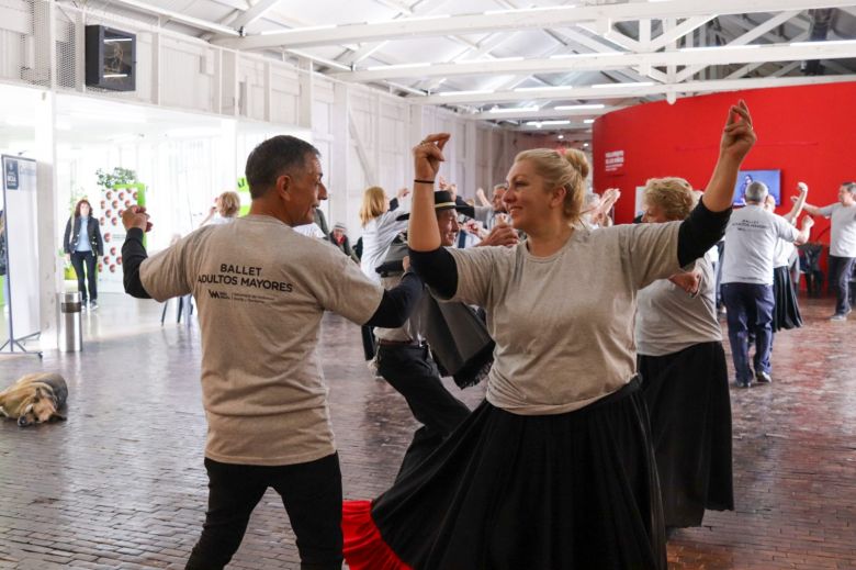 Jubilados celebran su día con actividades de estimulación cognitiva