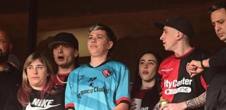 Nicki Nicole y Peso Pluma fueron a alentar a Newell’s y revolucionaron las redes
