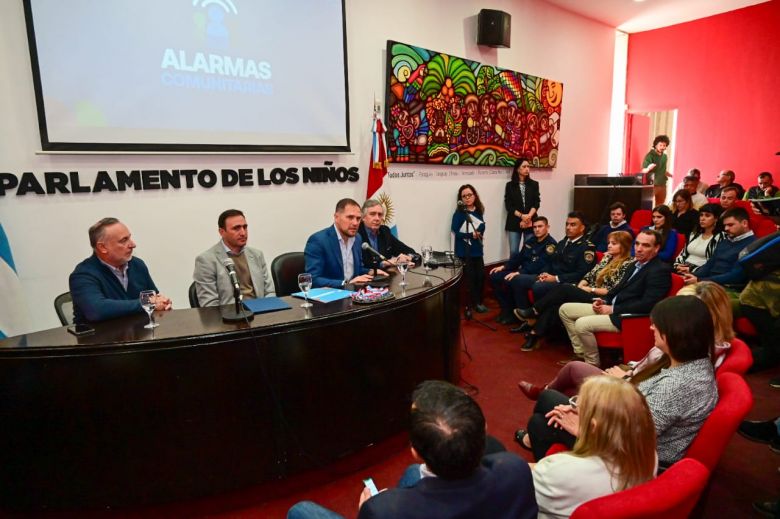 Entregaron 40 pulsadores de alarmas comunitarias para ocho barrios de la ciudad