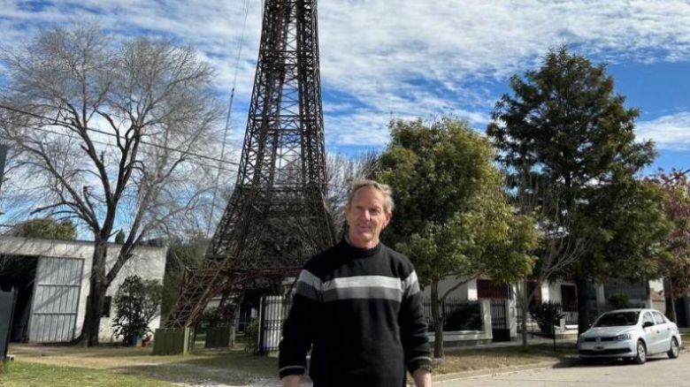 La Torre Eiffel cordobesa en el patio de una casa