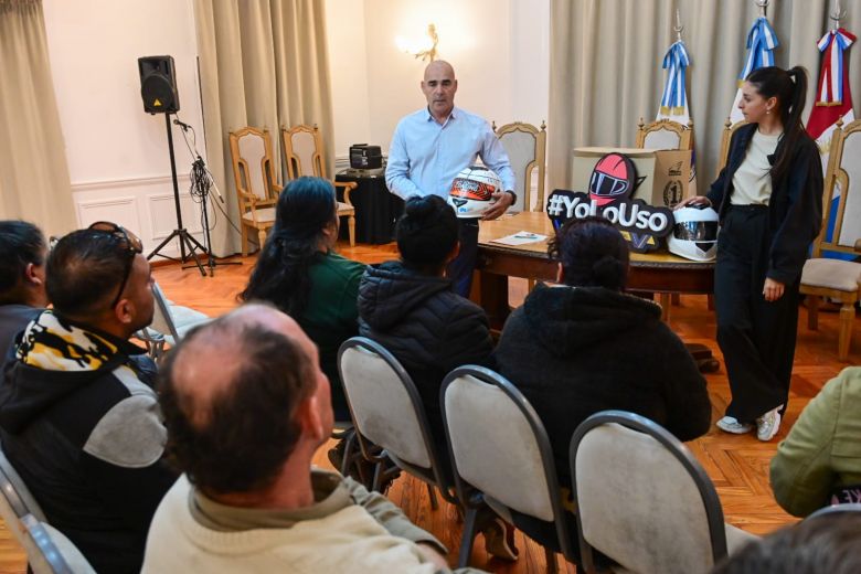 Integrantes de la Cooperativa 7 de Febrero recibieron cascos para motocicletas