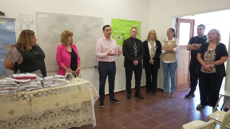 Alumnos del CENMA que funciona en la cárcel recibieron las remeras de la promo