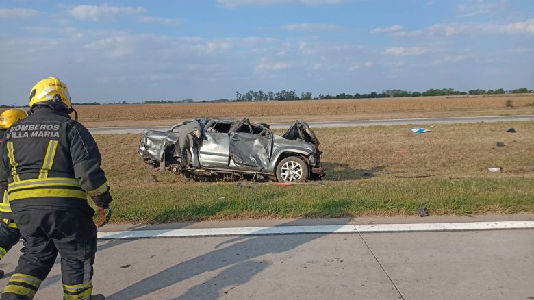 Una persona falleció tras volcar su camioneta en la autopista