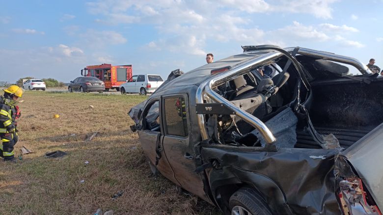 Una persona falleció tras volcar su camioneta en la autopista
