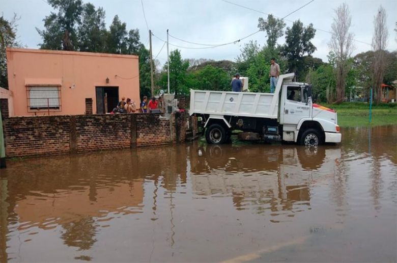 Evacúan a familias damnificadas por la rápida crecida del río Uruguay en Concordia