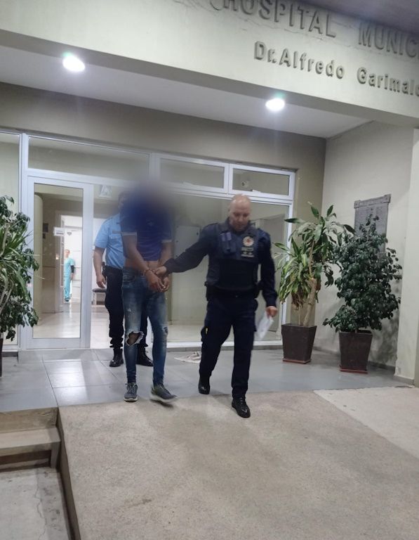 La golpeó, retuvo a su hijo y agredió a un policía
