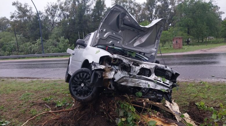 Villa María: un automovilista impactó contra un árbol