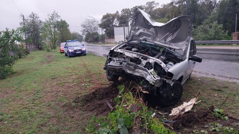 Villa María: un automovilista impactó contra un árbol