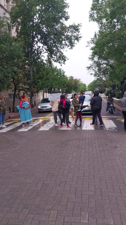 Toma de terrenos: manifestantes se concentran frente al municipio  