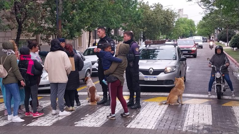 Toma de terrenos: manifestantes se concentran frente al municipio  