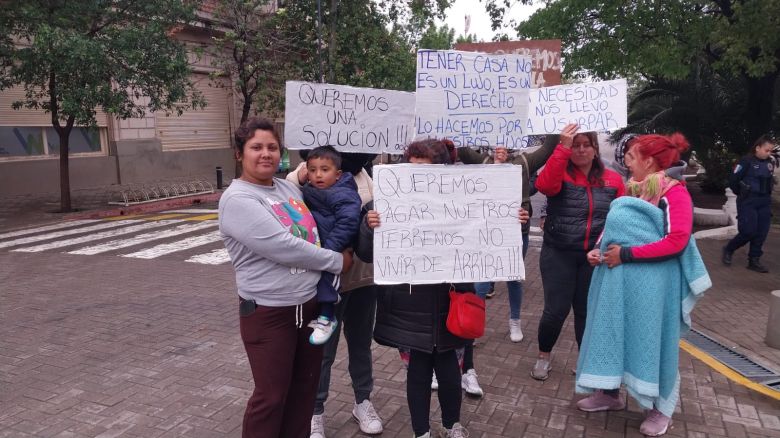 Toma de terrenos: manifestantes se concentran frente al municipio  