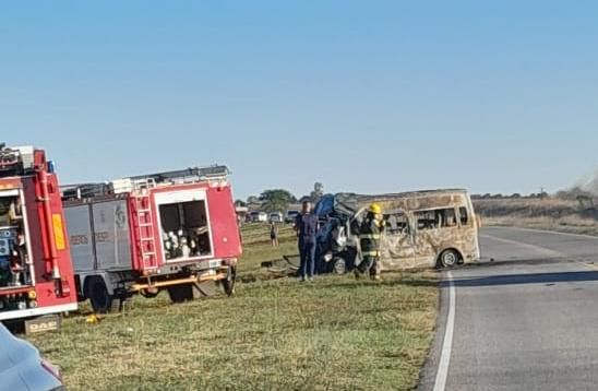 Cinco muertos tras choque de una combi que trasladaba un equipo de fútbol