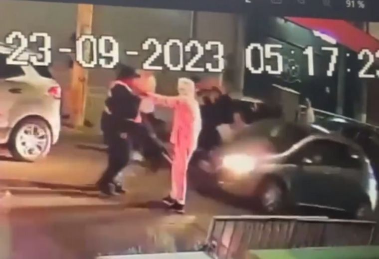 Buscan a una conductora que atropelló y abandonó a un joven en Córdoba
