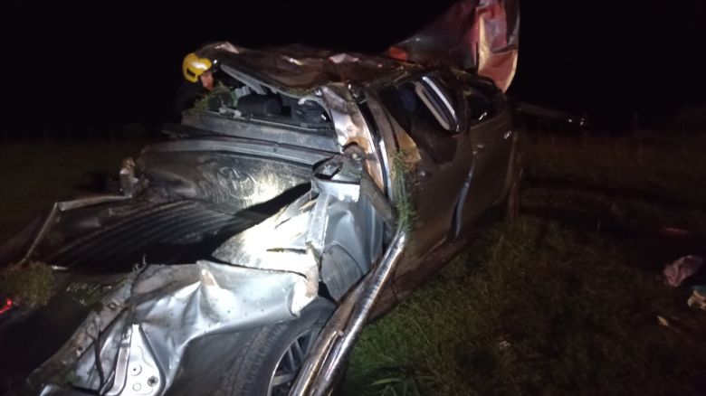 Dos personas sufrieron graves heridas en un vuelco en la Autopista