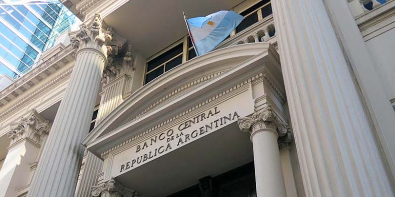 Terminó el dólar oficial congelado: hoy sube tres pesos y se moverá 3% hasta fin de mes