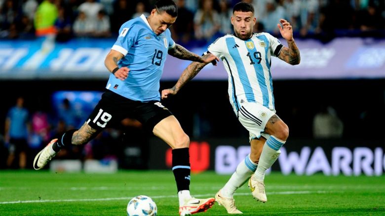 Argentina pagó caro dos equivocaciones y Uruguay lo ganó en un gran partido