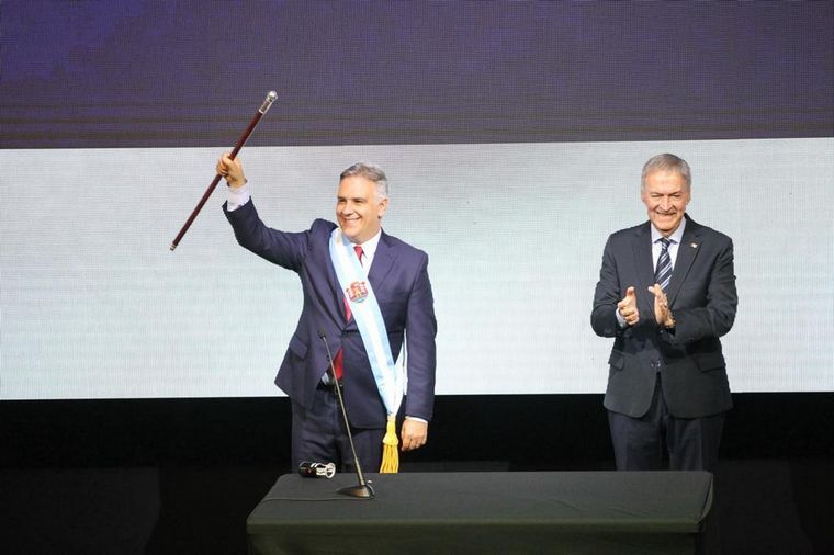 San Francisco: Martín Llaryora recibió la banda y el bastón por parte de Schiaretti 