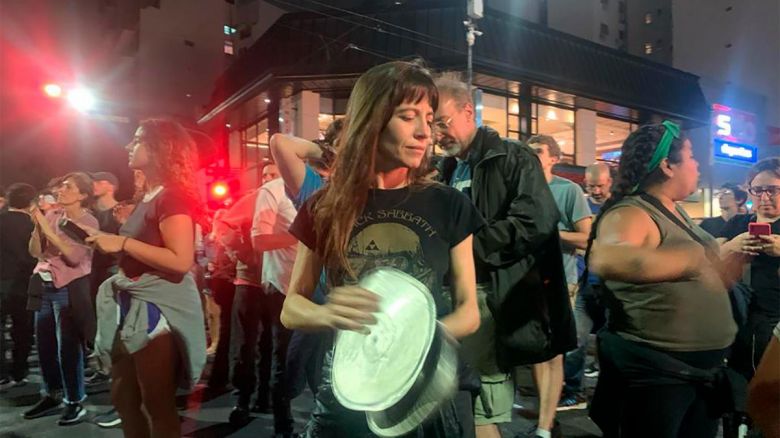 Masiva convocatoria en Plaza Congreso en rechazo al DNU del gobierno de Milei 
