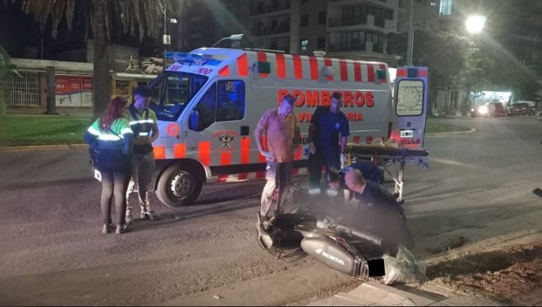 Un joven con lesiones graves tras caerse de su motocicleta