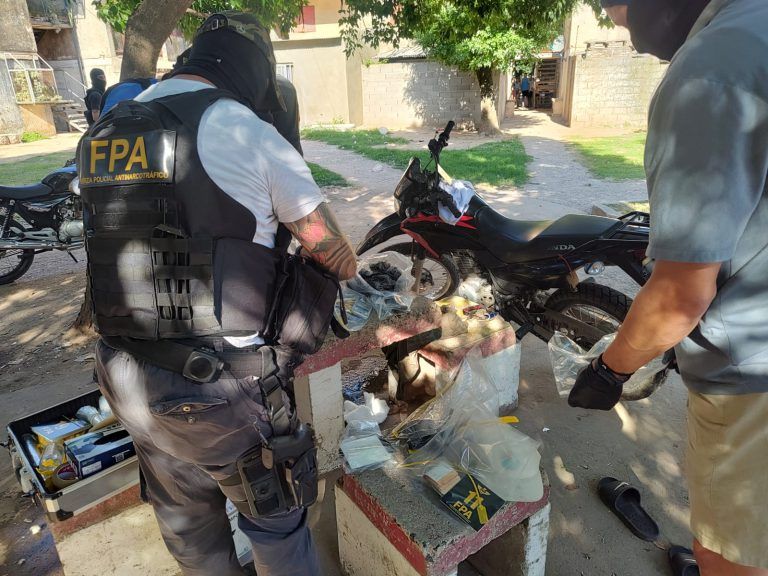 Barrio Los Olmos: desarticularon una banda que había ocupado una plaza para vender drogas 