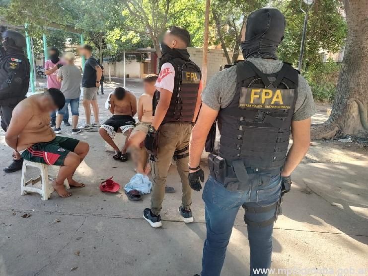 Barrio Los Olmos: desarticularon una banda que había ocupado una plaza para vender drogas 