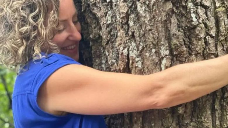 Mujer “ecosexual” mantiene relaciones eróticas con un roble