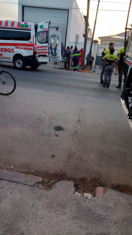 Un menor con traumatismos tras chocar con un automóvil