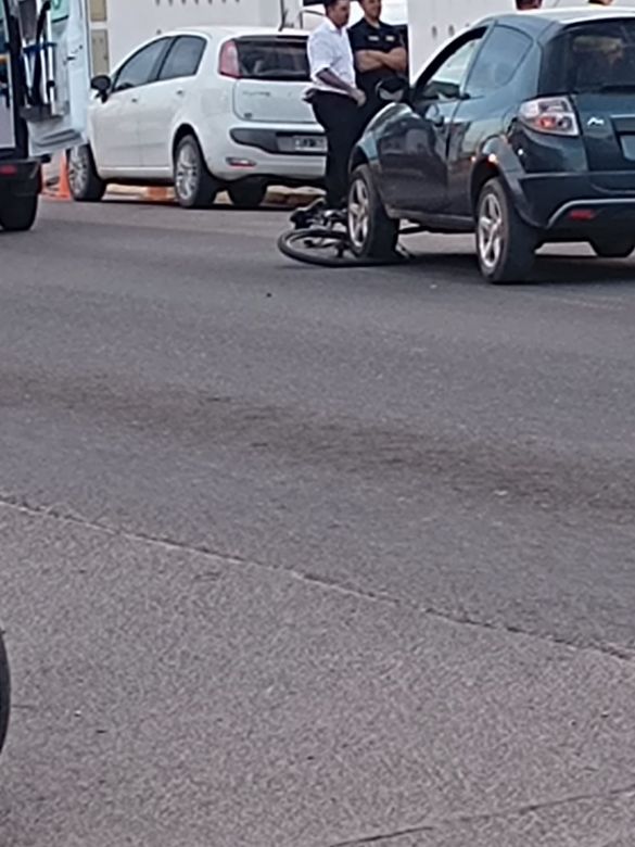 Un menor con traumatismos tras chocar con un automóvil