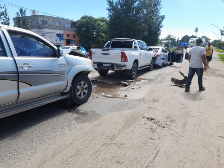 Accidente en cadena: chocaron dos camionetas y un automóvil