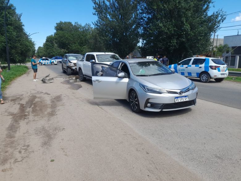 Accidente en cadena: chocaron dos camionetas y un automóvil