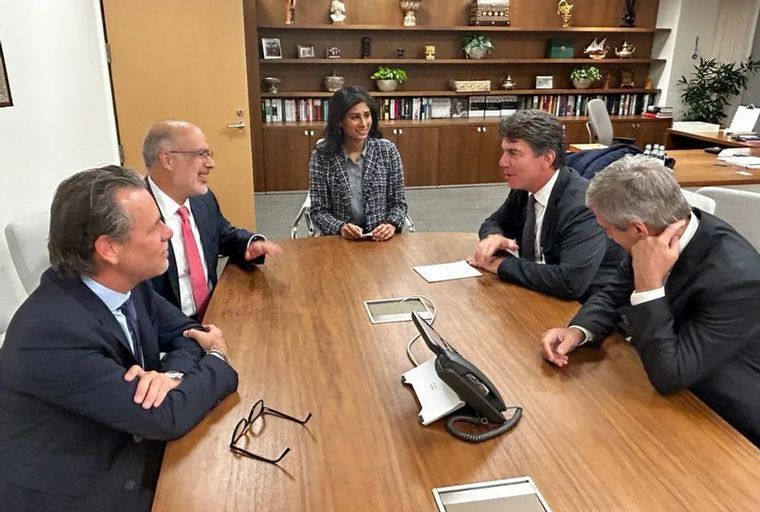 El gobierno se reunió con los enviados del FMI