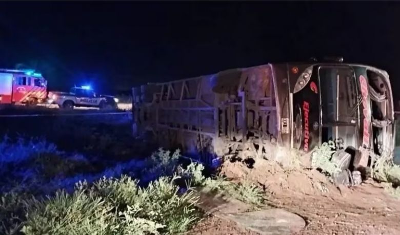 Vuelco de un colectivo en Las Higueras: un muerto y 14 personas heridas