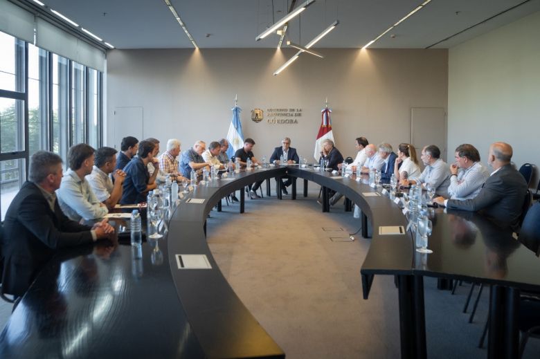 Llaryora se reunió con representantes de la ganadería