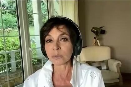 El blooper de Mónica Gutiérrez: un hombre desnudo salió de la habitación mientras ella daba una nota por Zoom