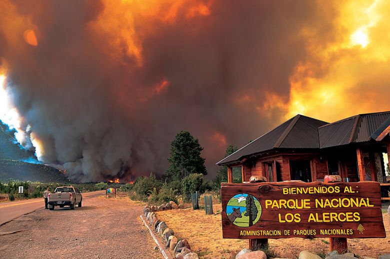 Buscan contener el incendio en el Parque Los Alerces