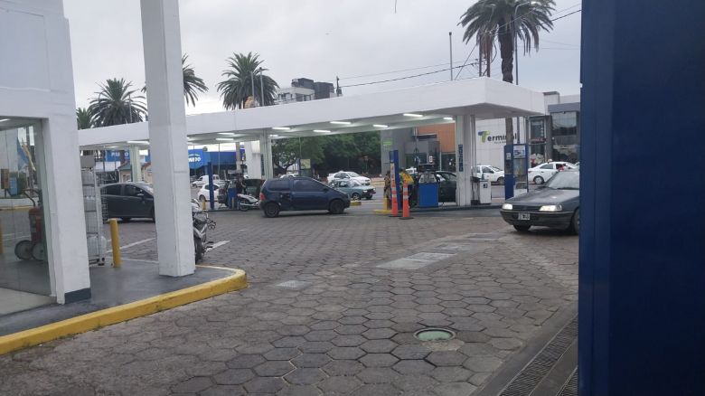 Largas colas para cargar combustibles antes del próximo aumento 