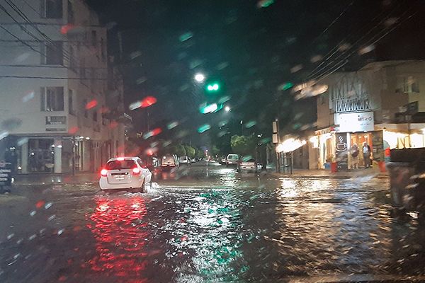 Arduo trabajo de bomberos en medio del temporal