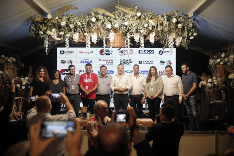 La magia comenzó en el Anfi con un nuevo Festival Internacional de Peñas
