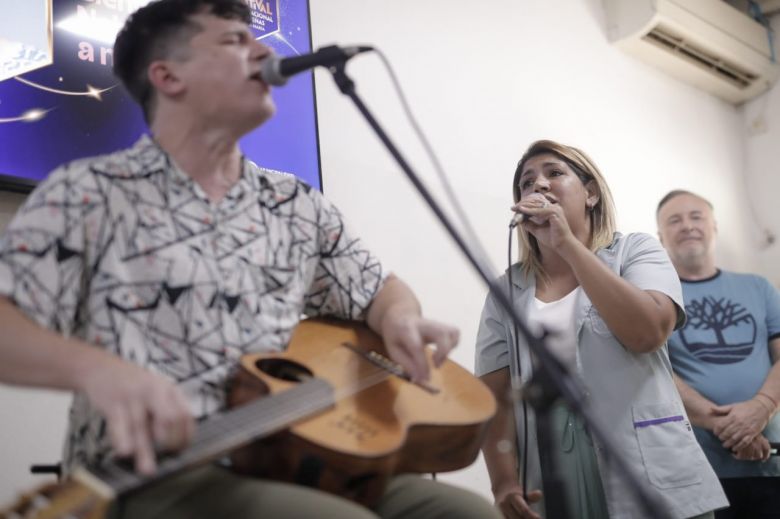 Nahuel Pennisi cantó junto a los residentes del hogar municipal de ancianos
