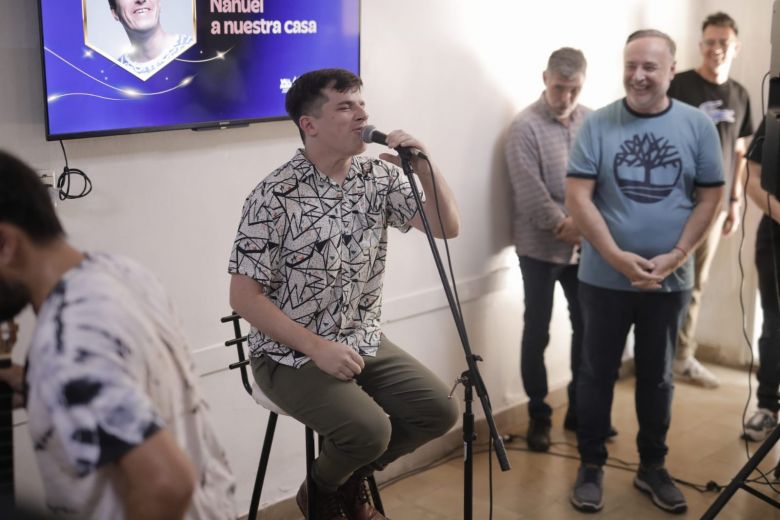 Nahuel Pennisi cantó junto a los residentes del hogar municipal de ancianos