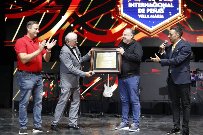 Abel Pintos y Los Palmeras cerraron el Festival Internacional de Peñas 