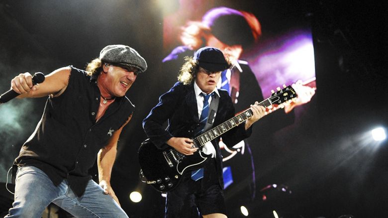 Con solo dos de sus legendarios miembros, AC/DC regresa a los escenarios 