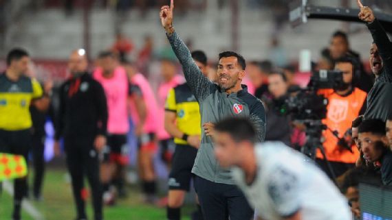Tevez, “caliente” con el arbitraje tras el empate ante Barracas: “Nos cagaron"