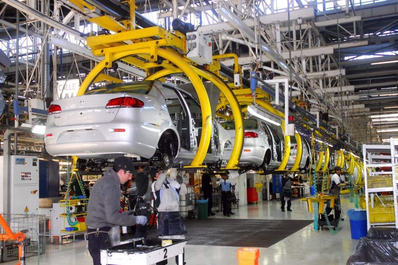 La producción automotriz se desplomó 19% en febrero