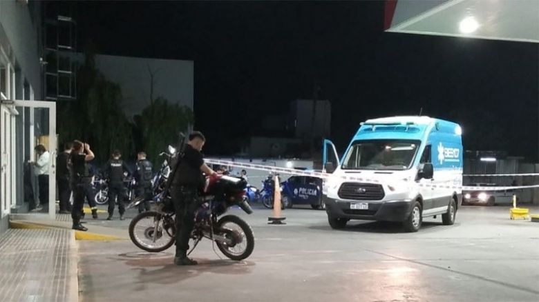 Asesinaron a balazos a un playero en Rosario y dejaron una nota: "Vamos a matar más inocentes"