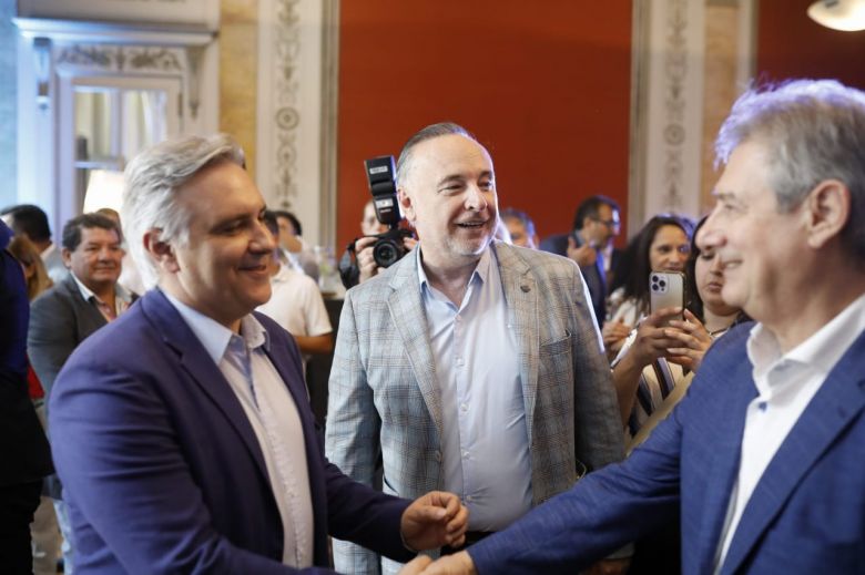 Accastello acompañó al gobernador LLaryora en la recepción de intendentes de todo el país