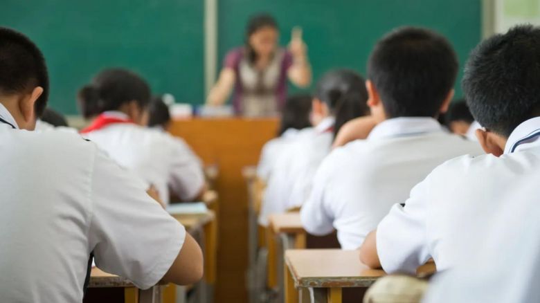 ¿Cuántos ingresos tiene que tener una familia para percibir vouchers educativos?