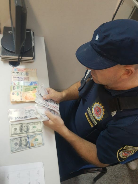 Quedó detenido por llevar dólares y pesos sin justificar su procedencia 