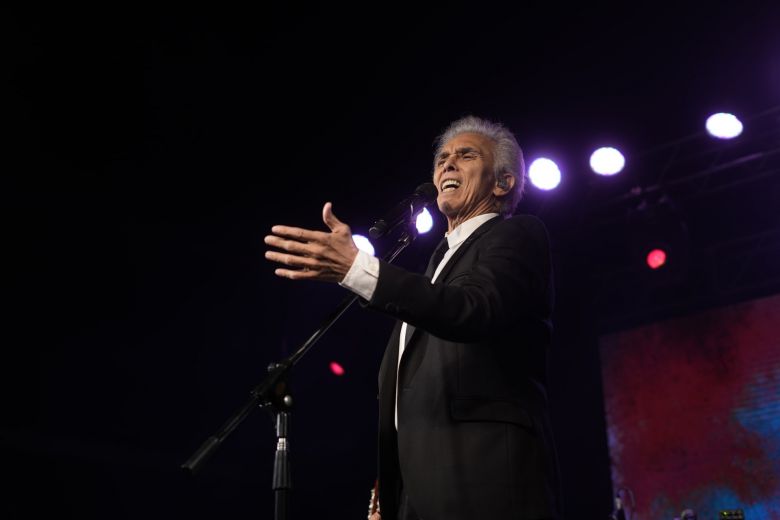 Jairo presentó su espectáculo ante más de 2.500 personas frente a la Iglesia Catedral